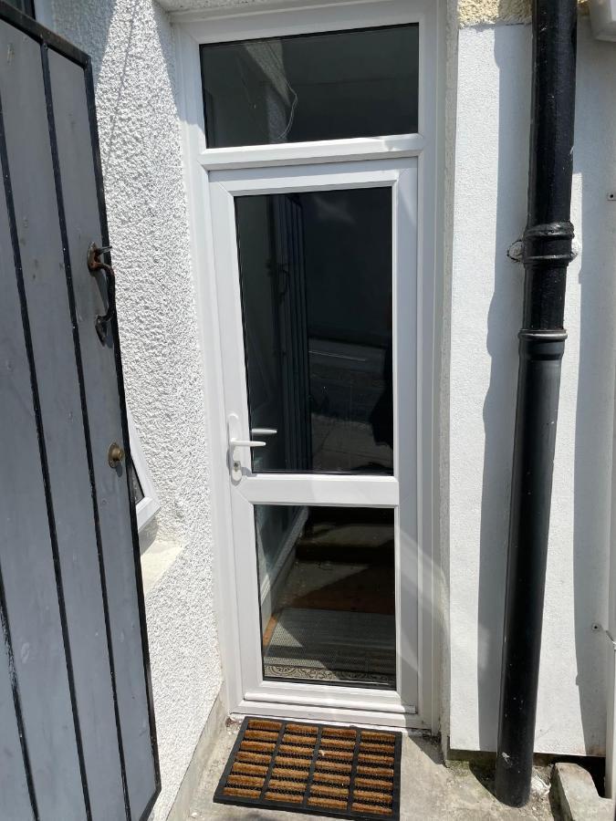 Great 2 Bedroom Flat Плимът Екстериор снимка
